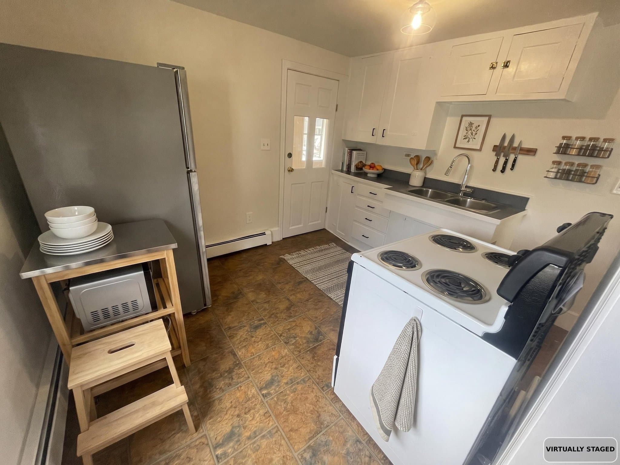 Newmarket Apartment: 29 Central St