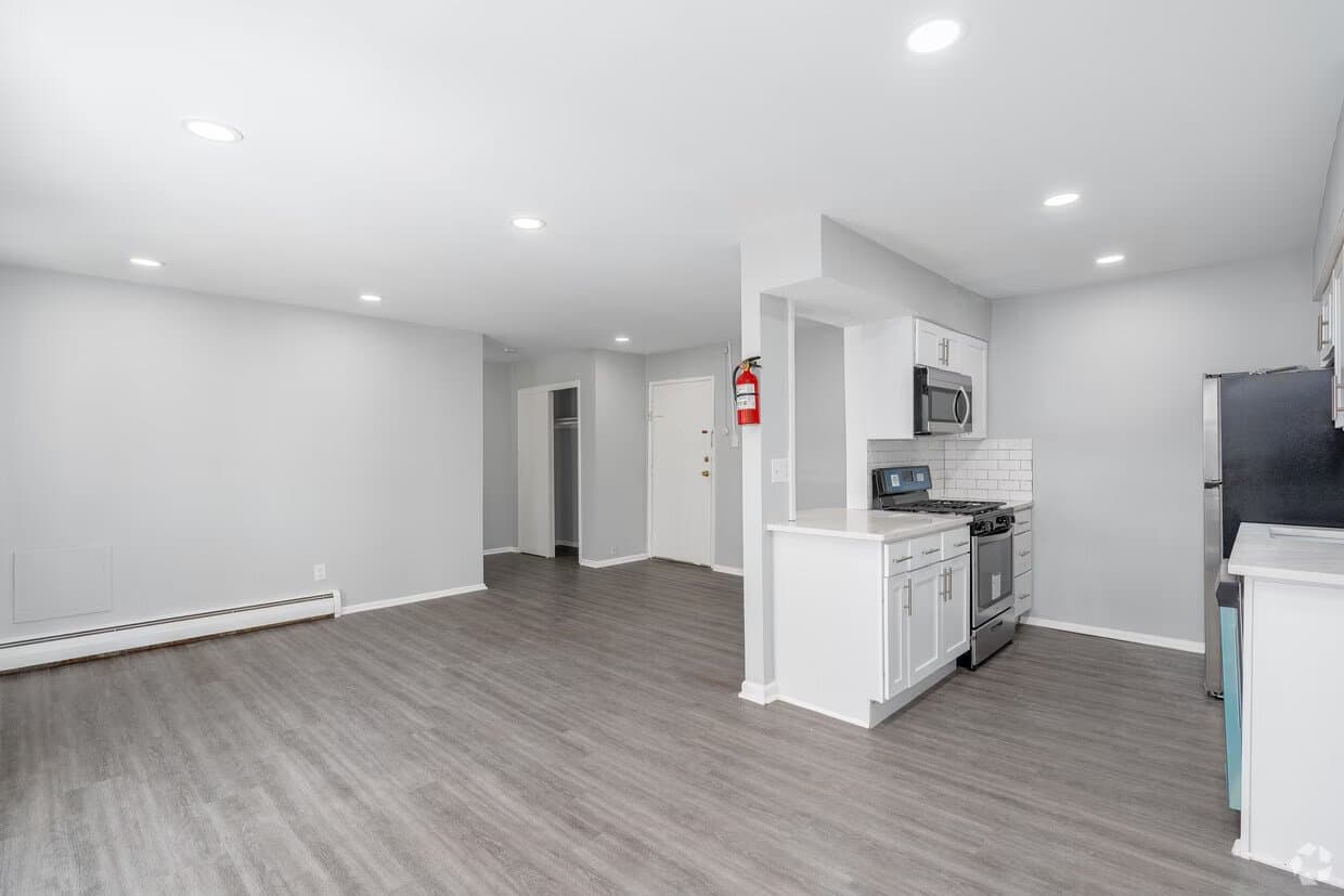 Clementon Apartment: 92 Oak St, #C16