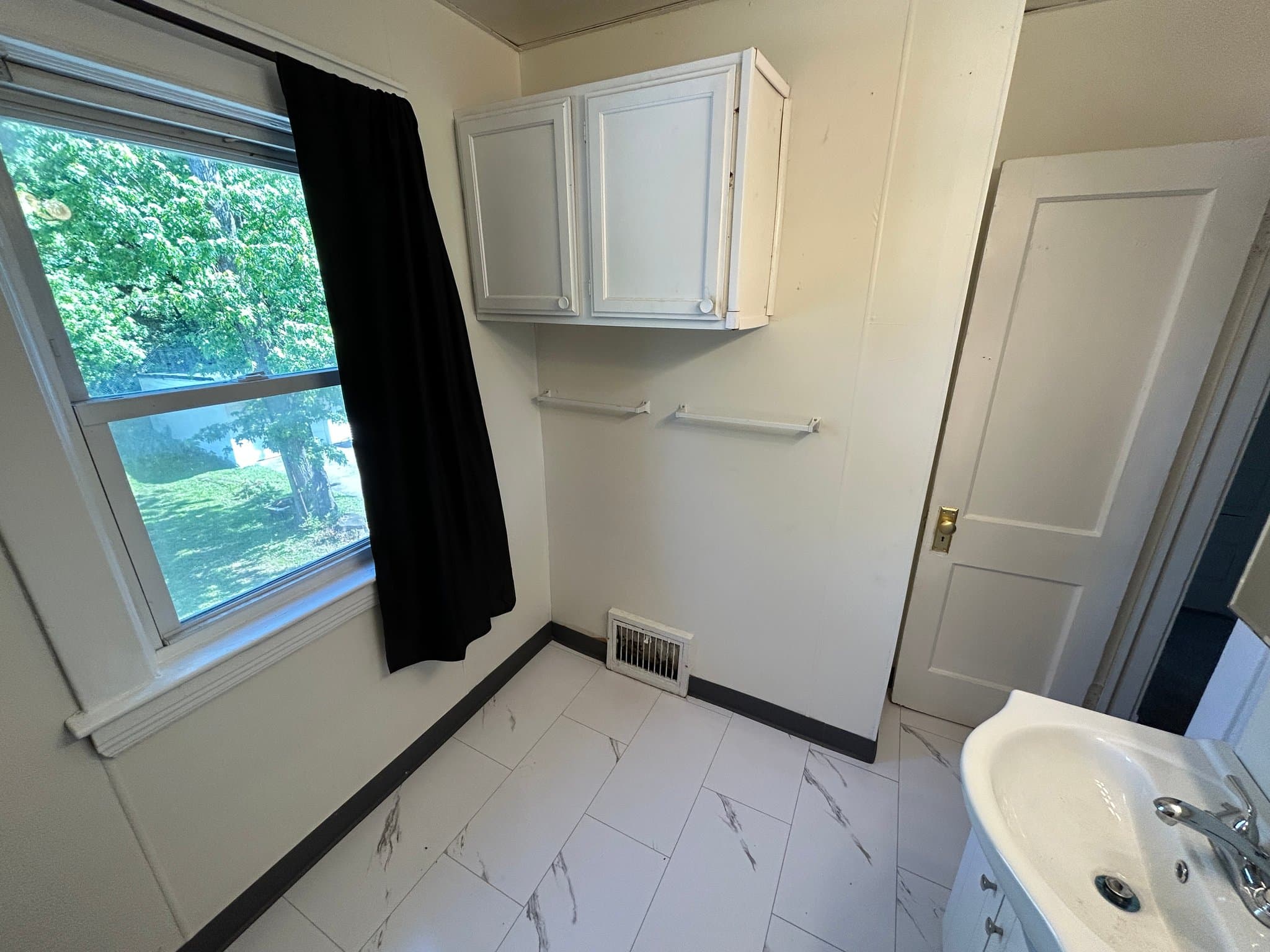 Cleveland House: 9535 Nelson Ave