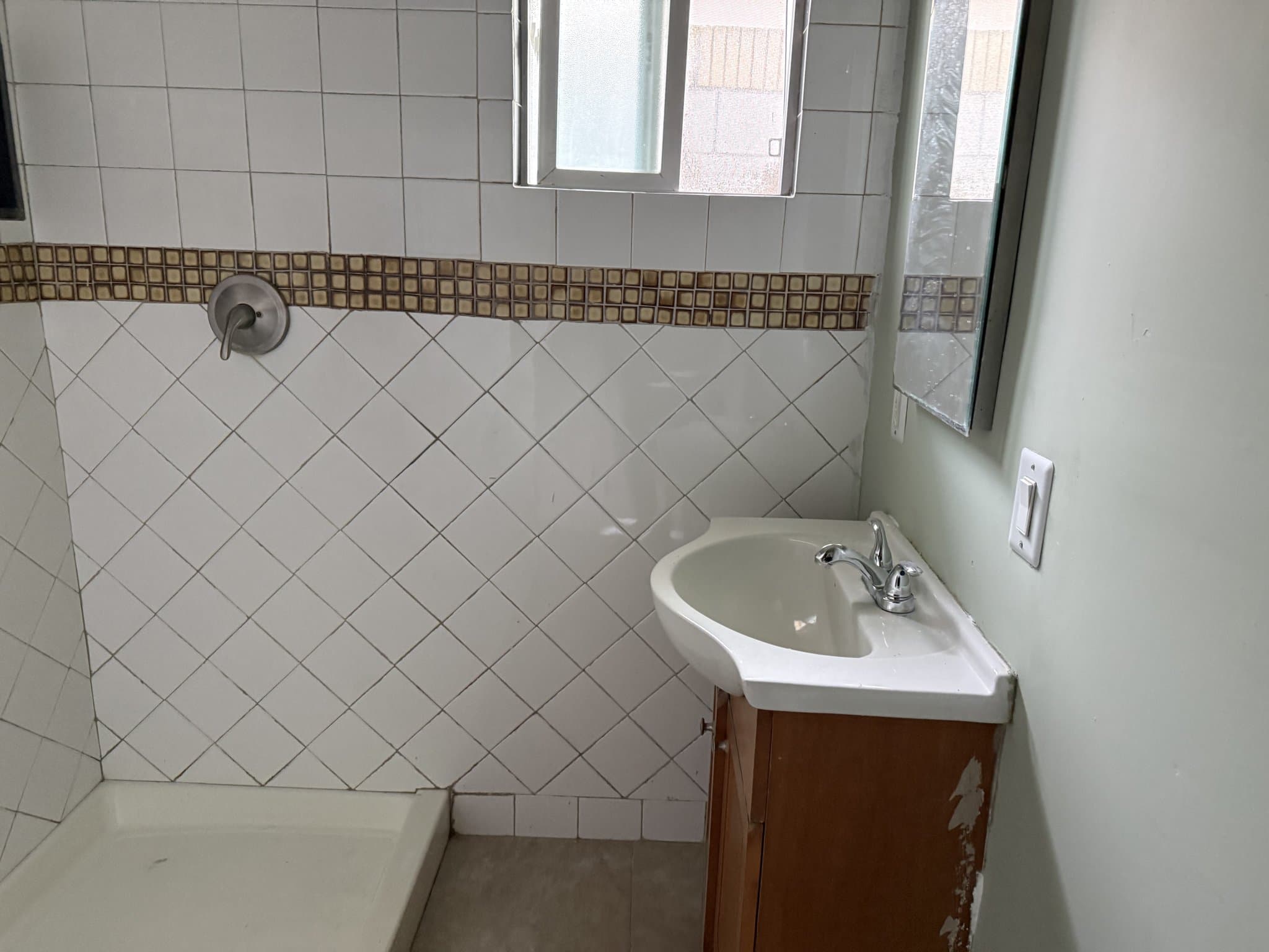Inglewood Apartment: 525 E Hyde Park Blvd
