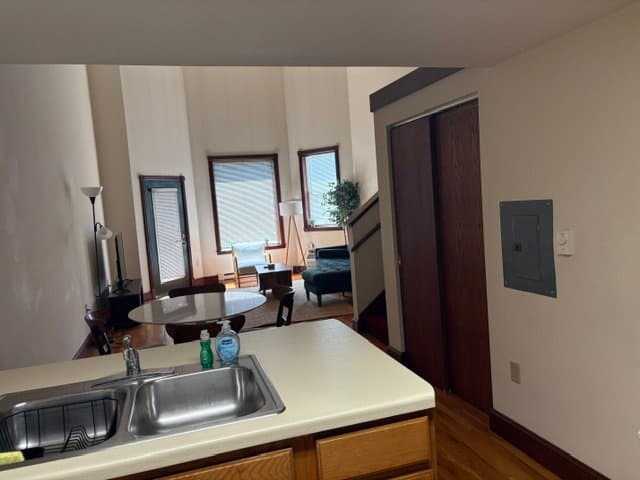 Madison Apartment: 402 W Dayton St,