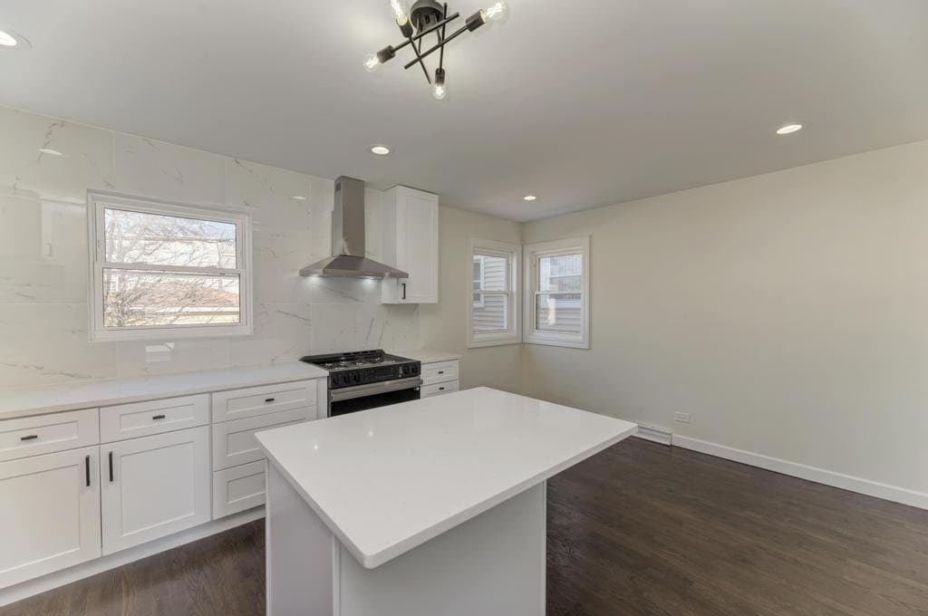 Chicago House: 6218 W Foster