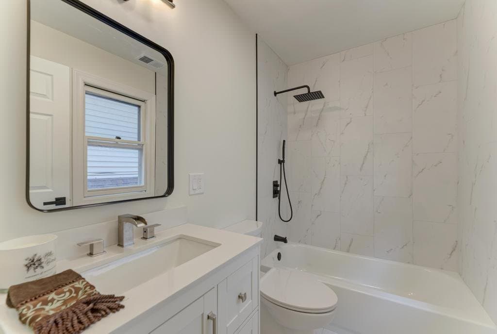 Chicago House: 6218 W Foster