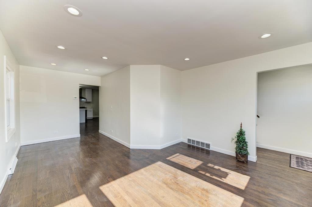 Chicago House: 6218 W Foster