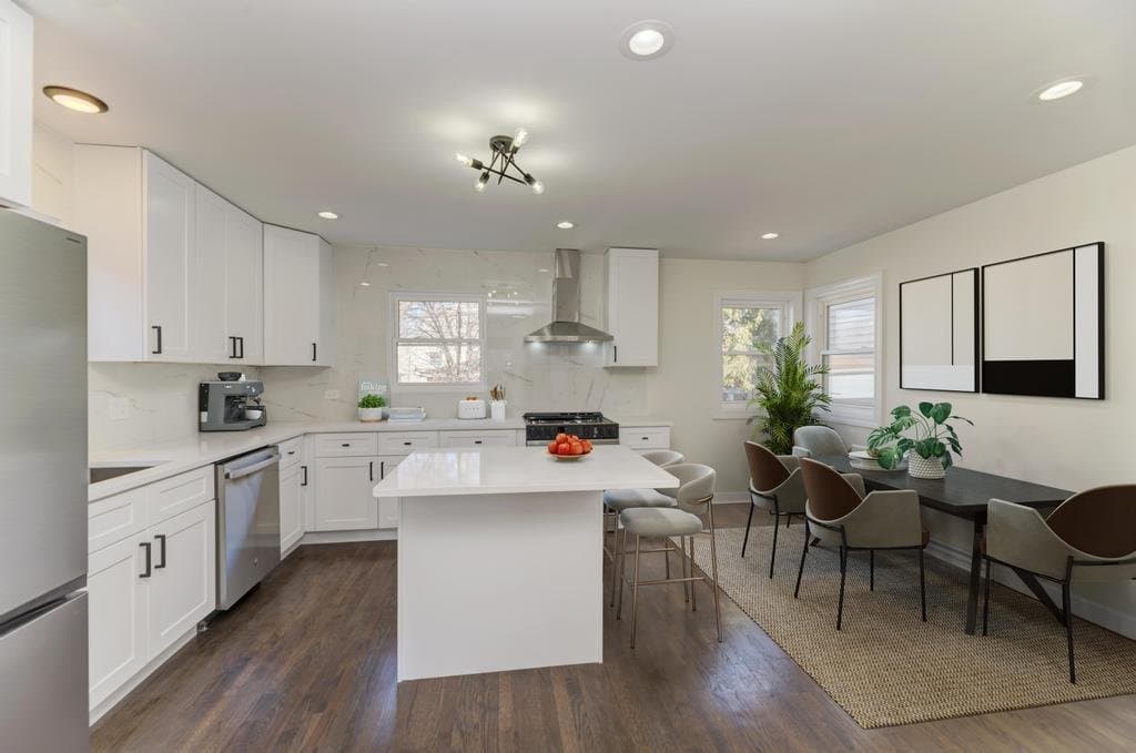 Chicago House: 6218 W Foster