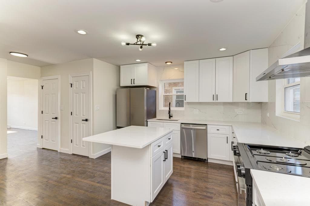 Chicago House: 6218 W Foster