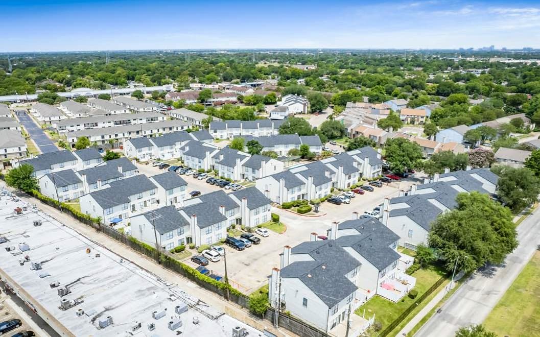 Houston Multiplex: WILCREST ARBOR TOWNHOMES 10901 Village Bend Ln