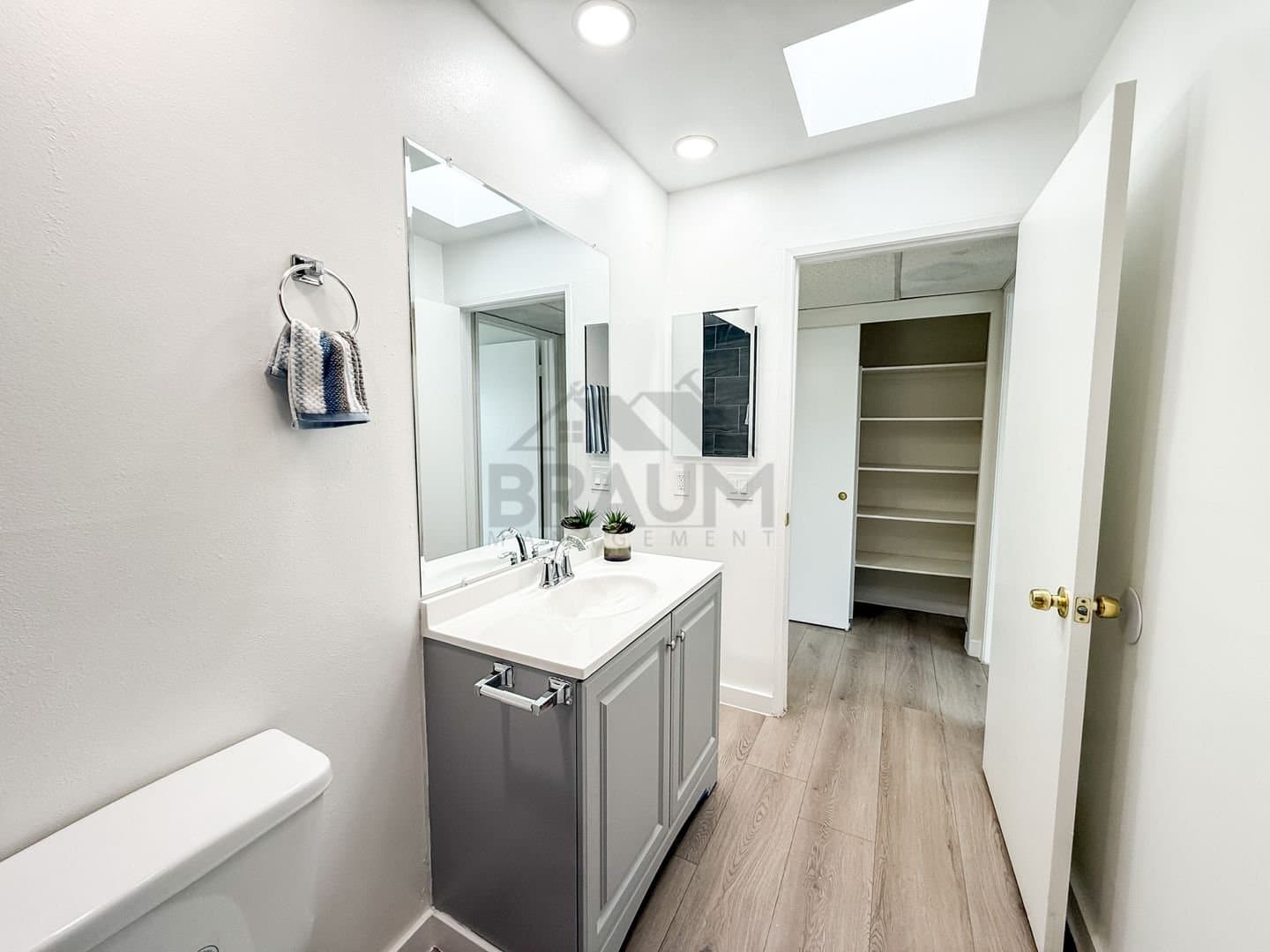 Sherman Oaks Apartment: 15000 Burbank Blvd