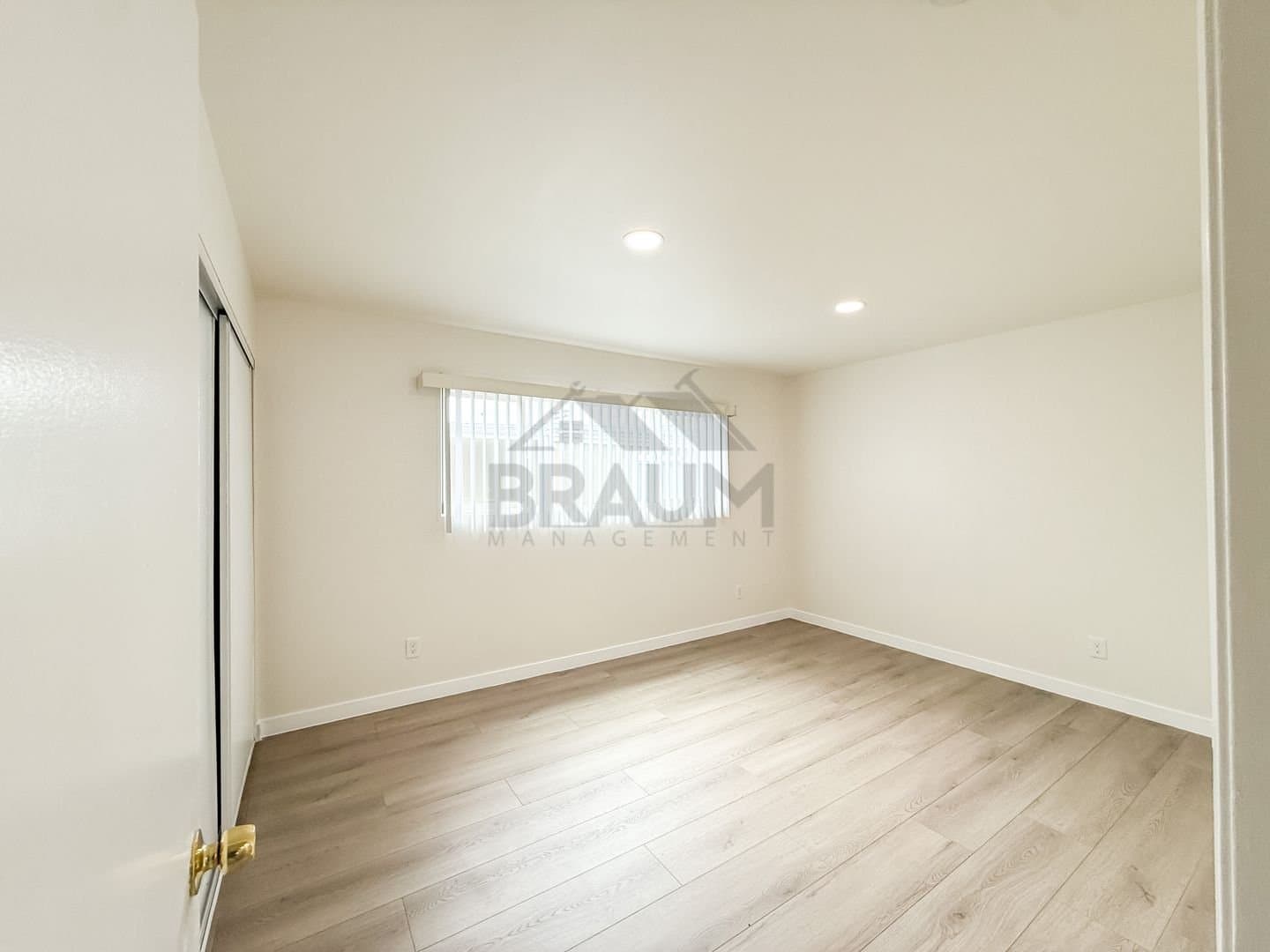 Sherman Oaks Apartment: 15000 Burbank Blvd