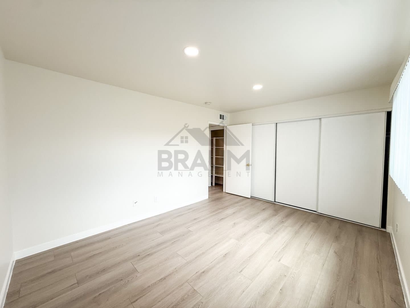 Sherman Oaks Apartment: 15000 Burbank Blvd