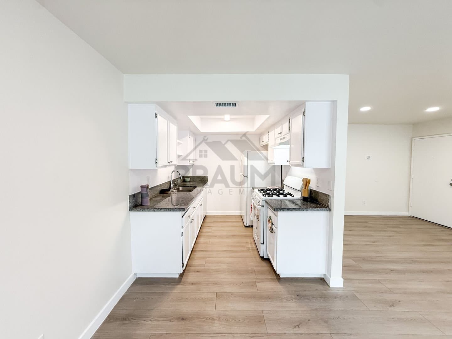 Sherman Oaks Apartment: 15000 Burbank Blvd