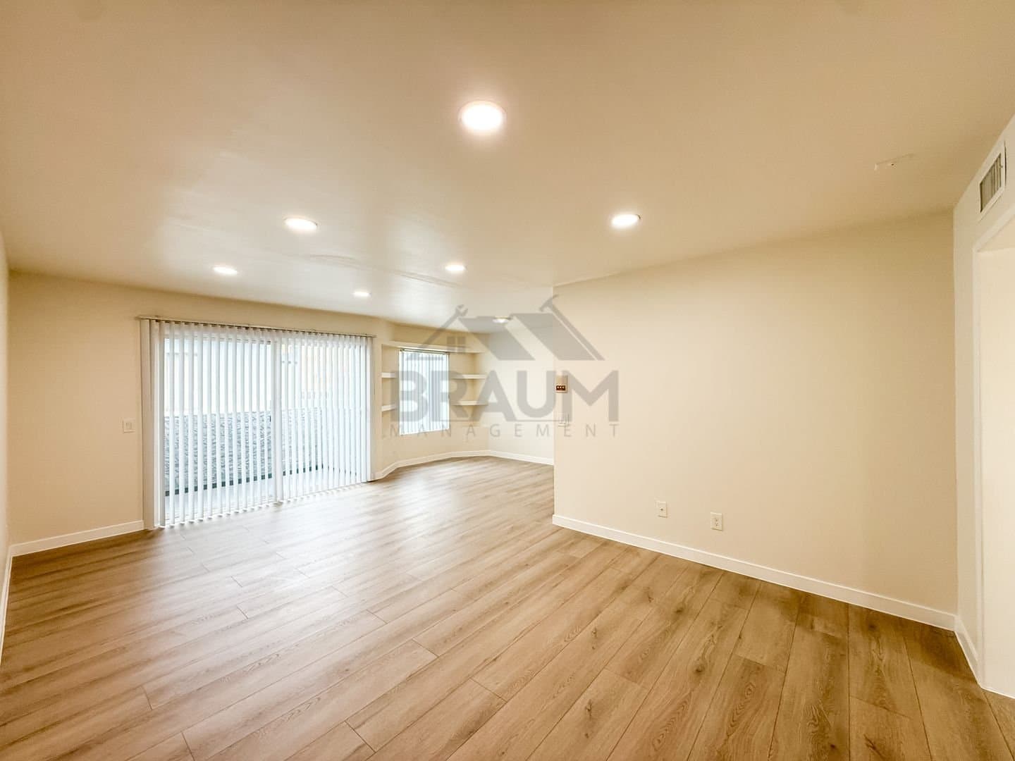 Sherman Oaks Apartment: 15000 Burbank Blvd