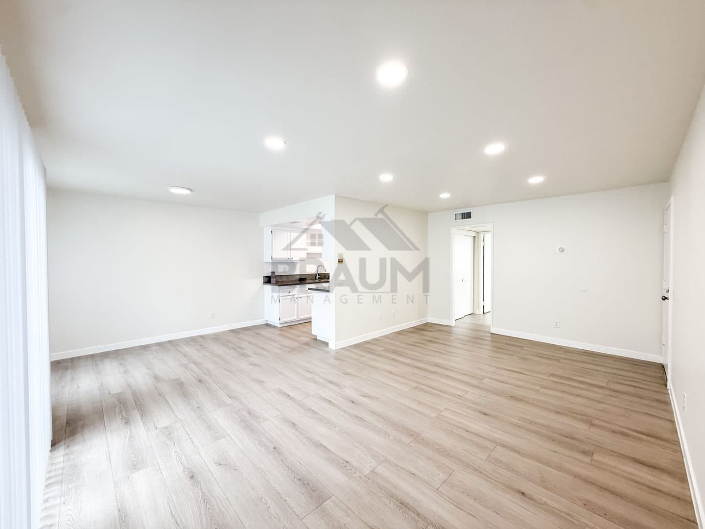 Sherman Oaks Apartment: 15000 Burbank Blvd