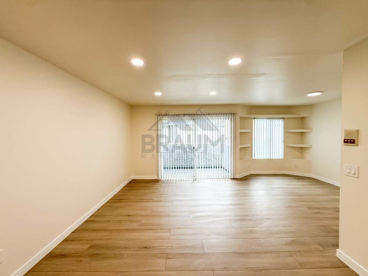 Sherman Oaks Apartment: 15000 Burbank Blvd