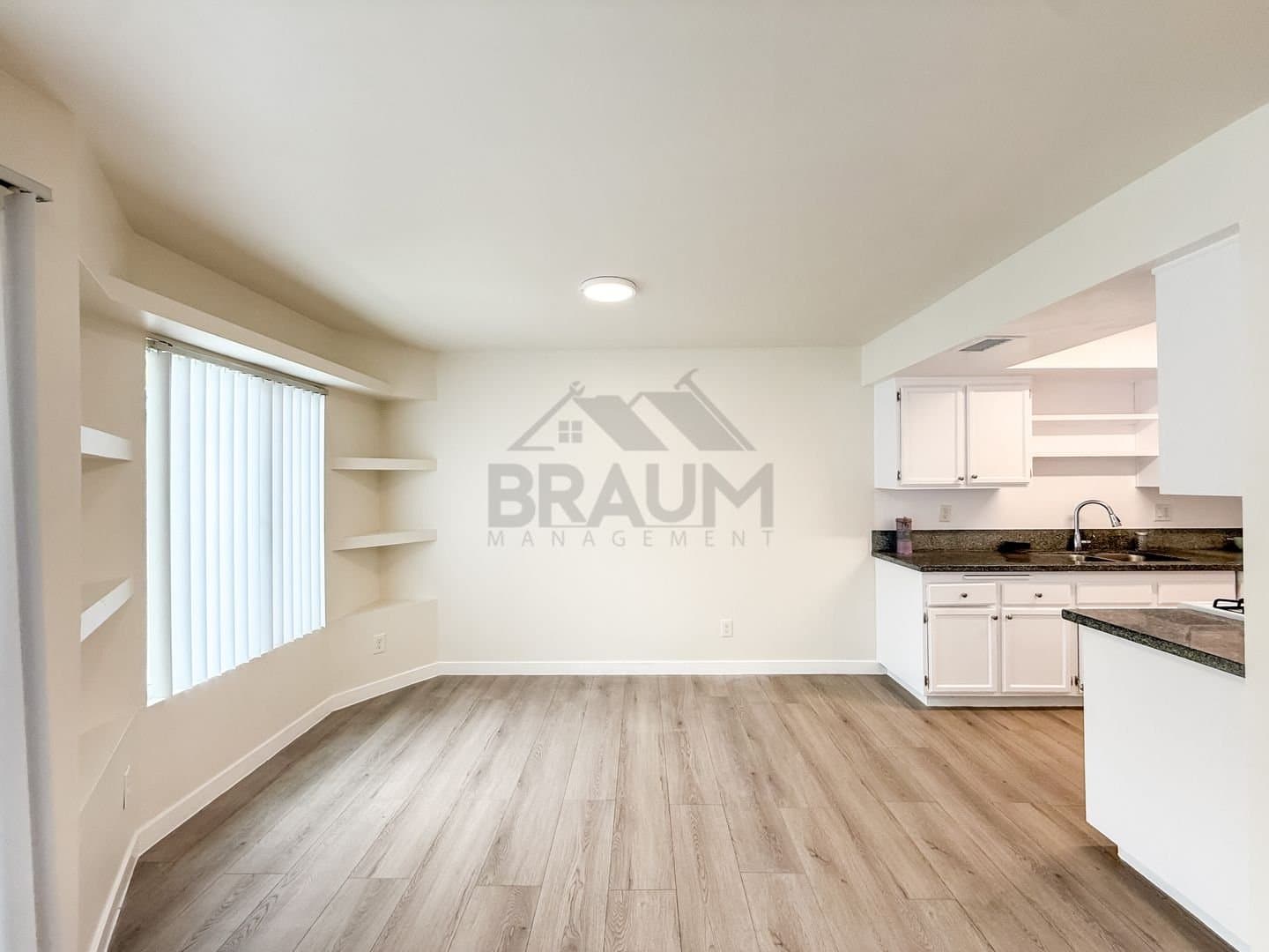 Sherman Oaks Apartment: 15000 Burbank Blvd
