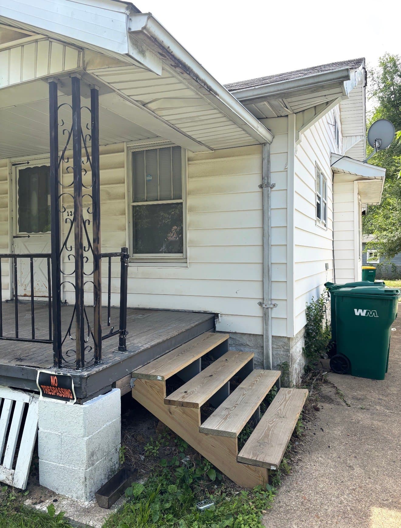 DEC House: 1365 E Walnut St