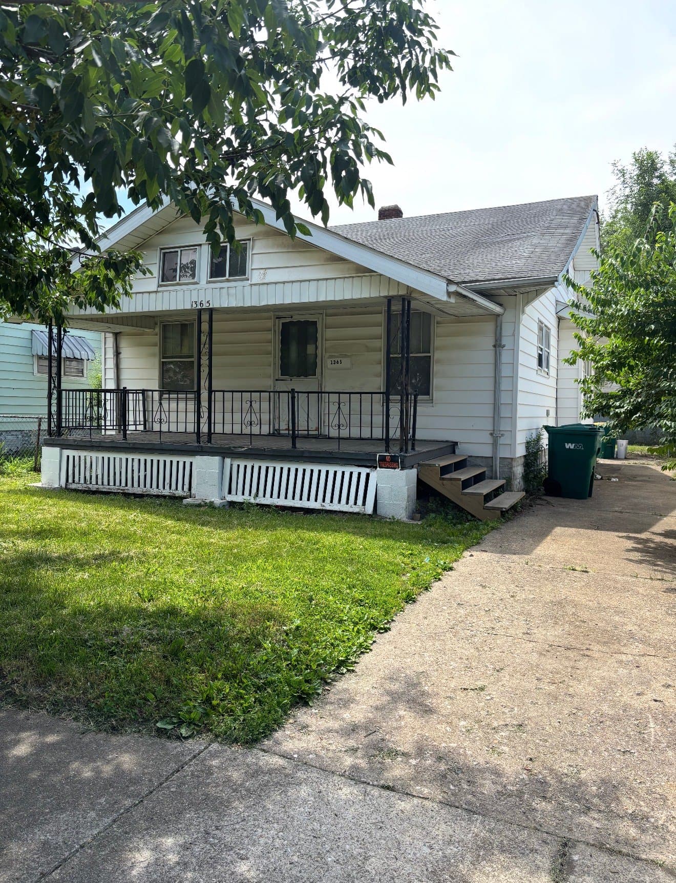 DEC House: 1365 E Walnut St