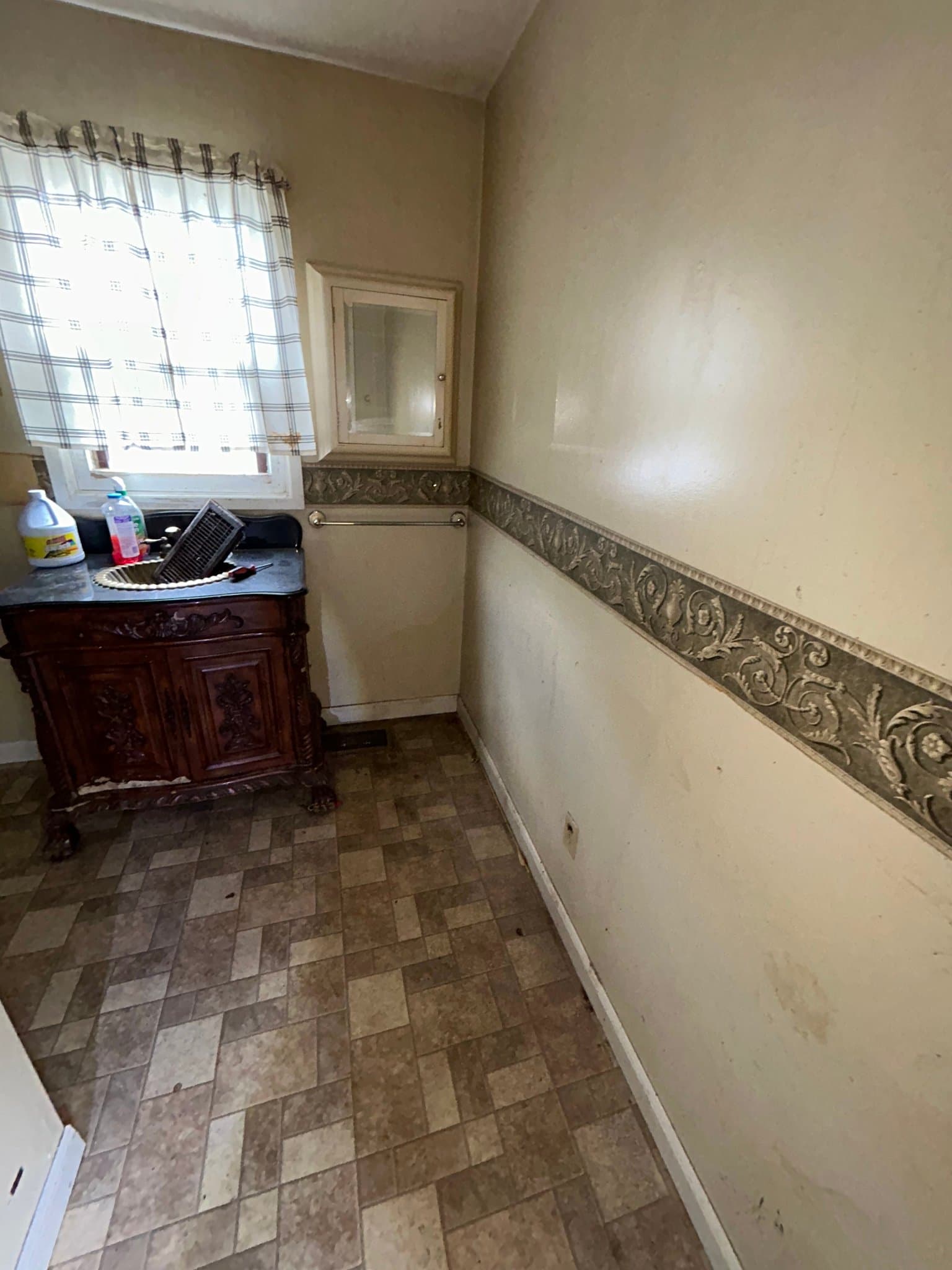 Bethalto House: 319 W Corbin St