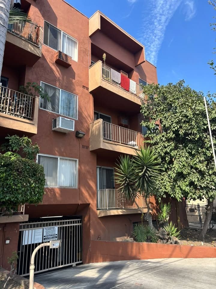 Los Angeles Apartment: 915 N Wilton Place