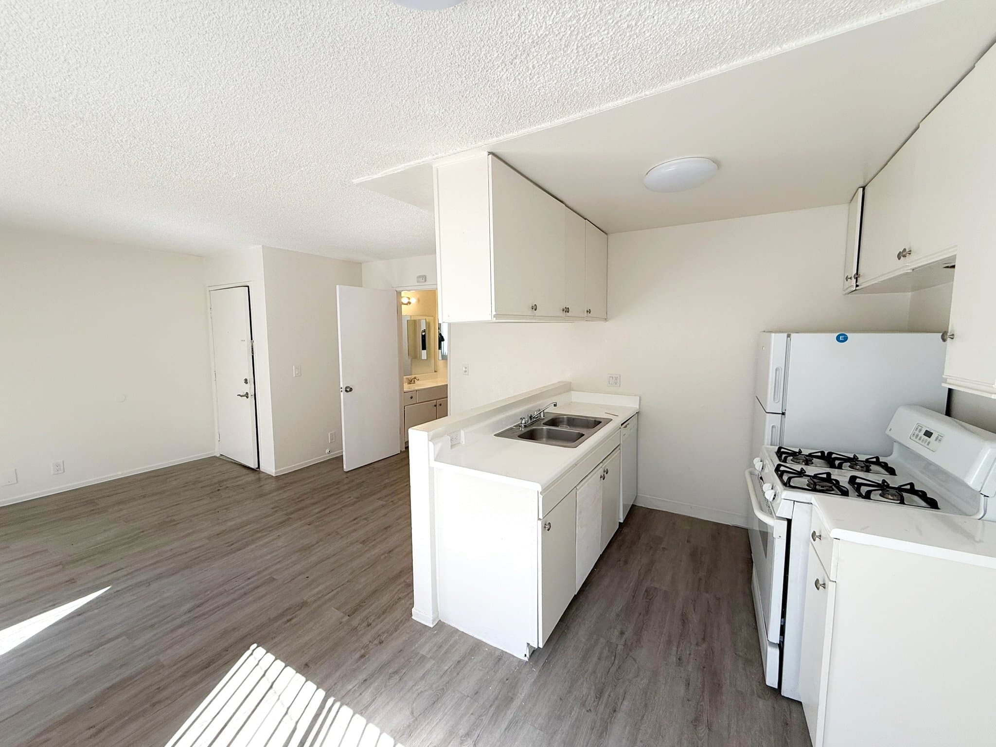 Los Angeles Apartment: 4688 S Huntington Dr