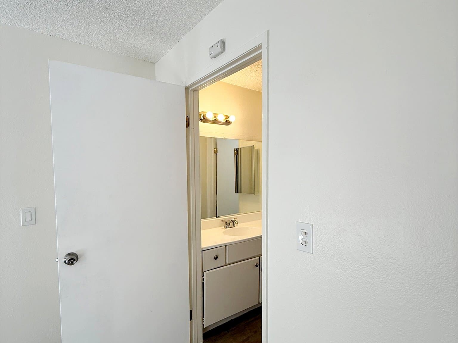 Los Angeles Apartment: 4688 S Huntington Dr