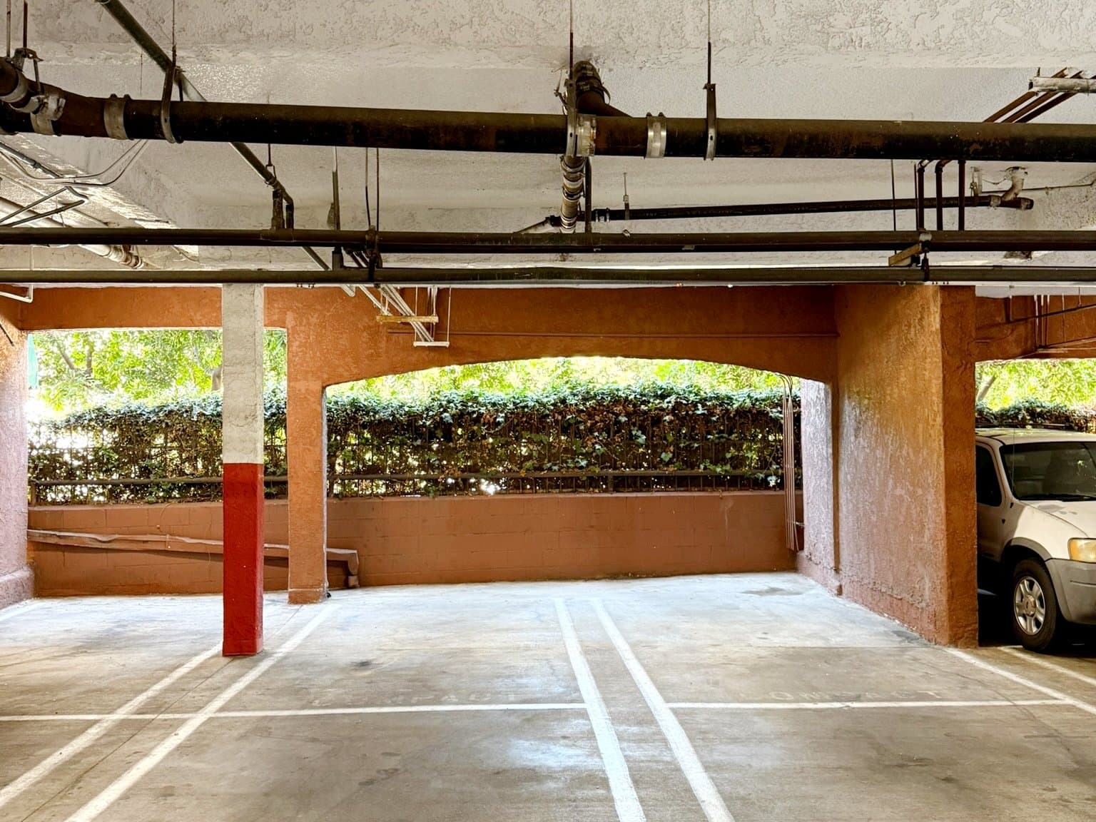 Los Angeles Apartment: 4688 S Huntington Dr