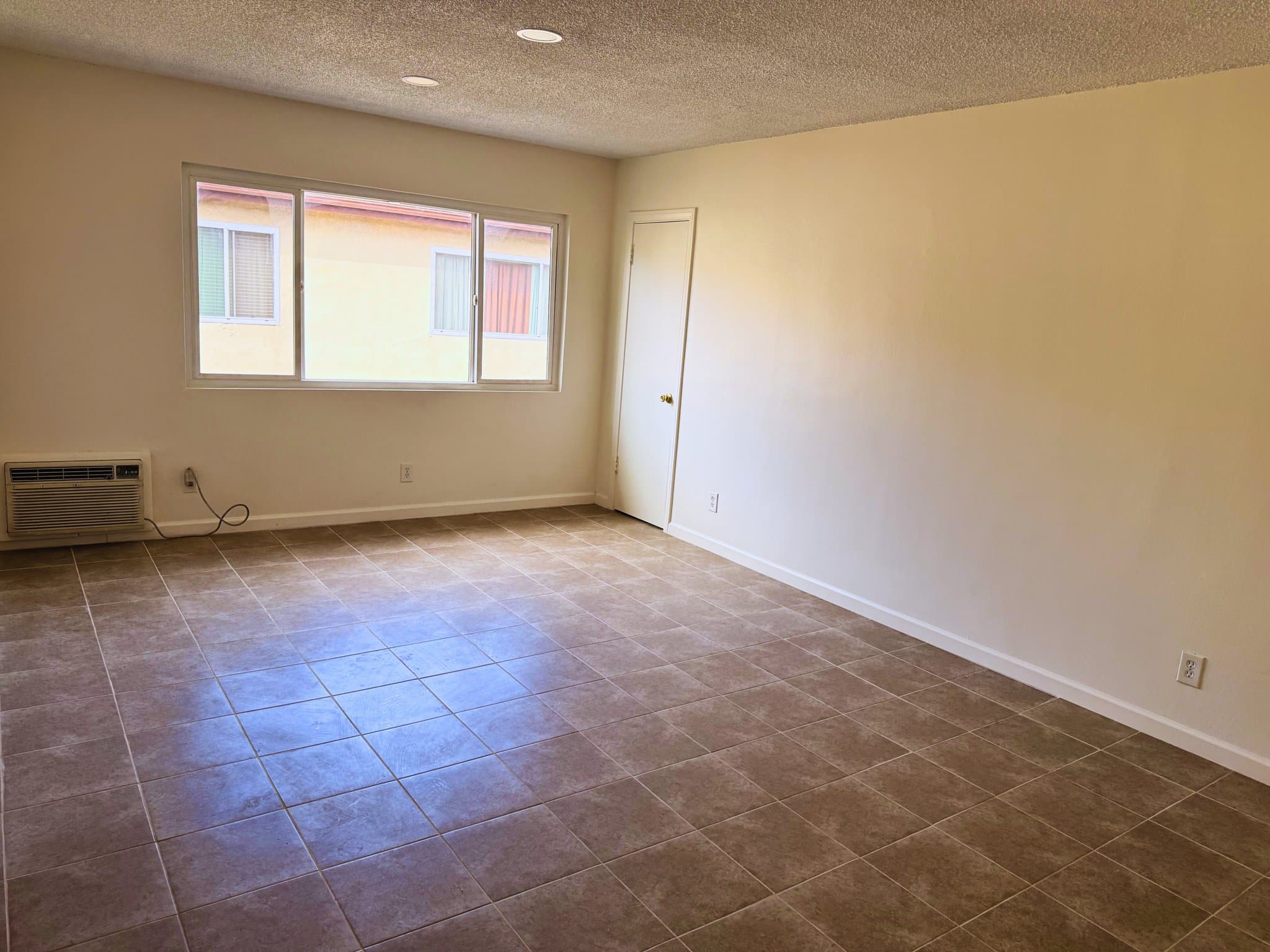 Downey Condo: 11118 Newville Ave