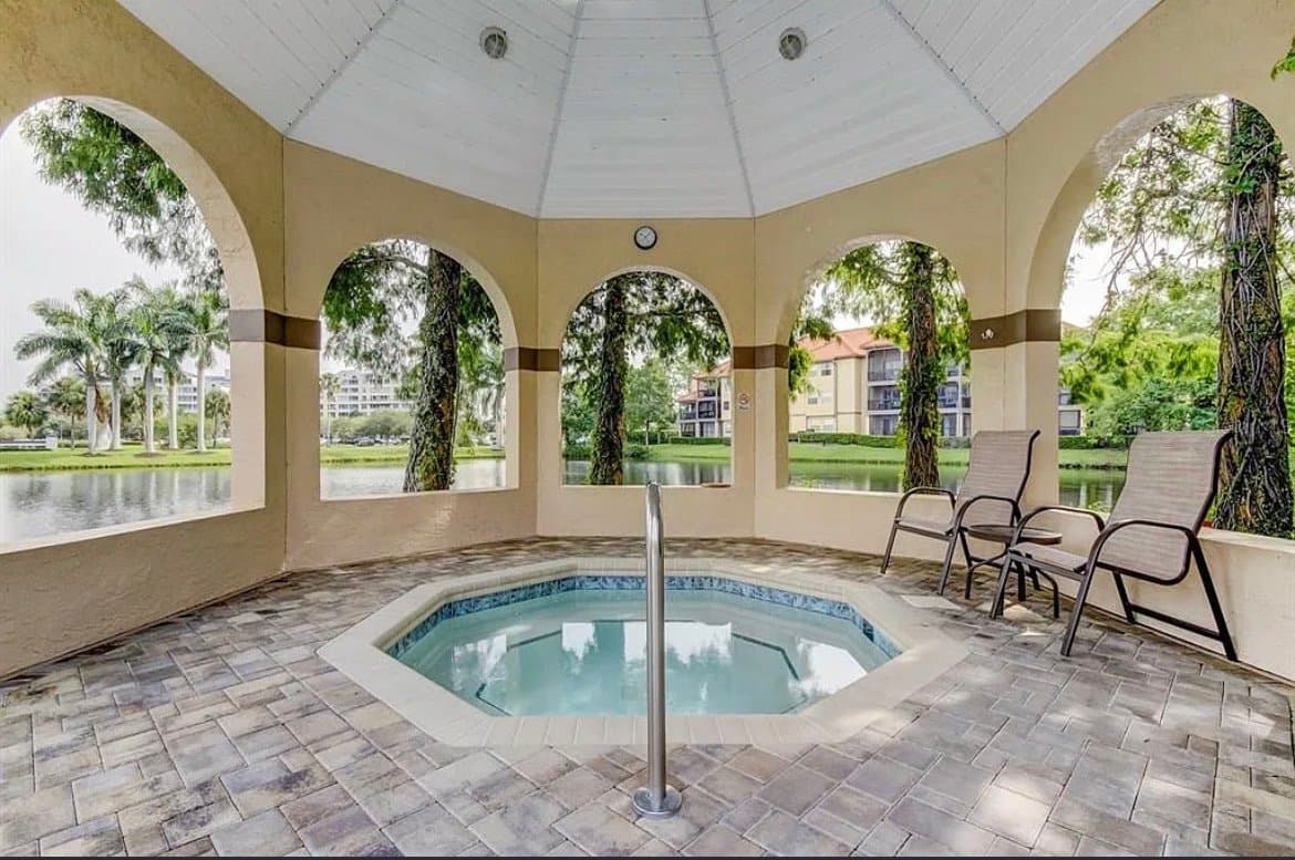 Clearwater Condo: 2400 Feather Sound Dr