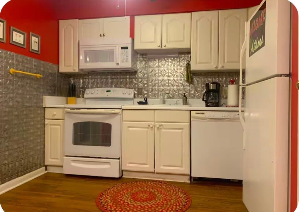 Athens House: 836 College Ave