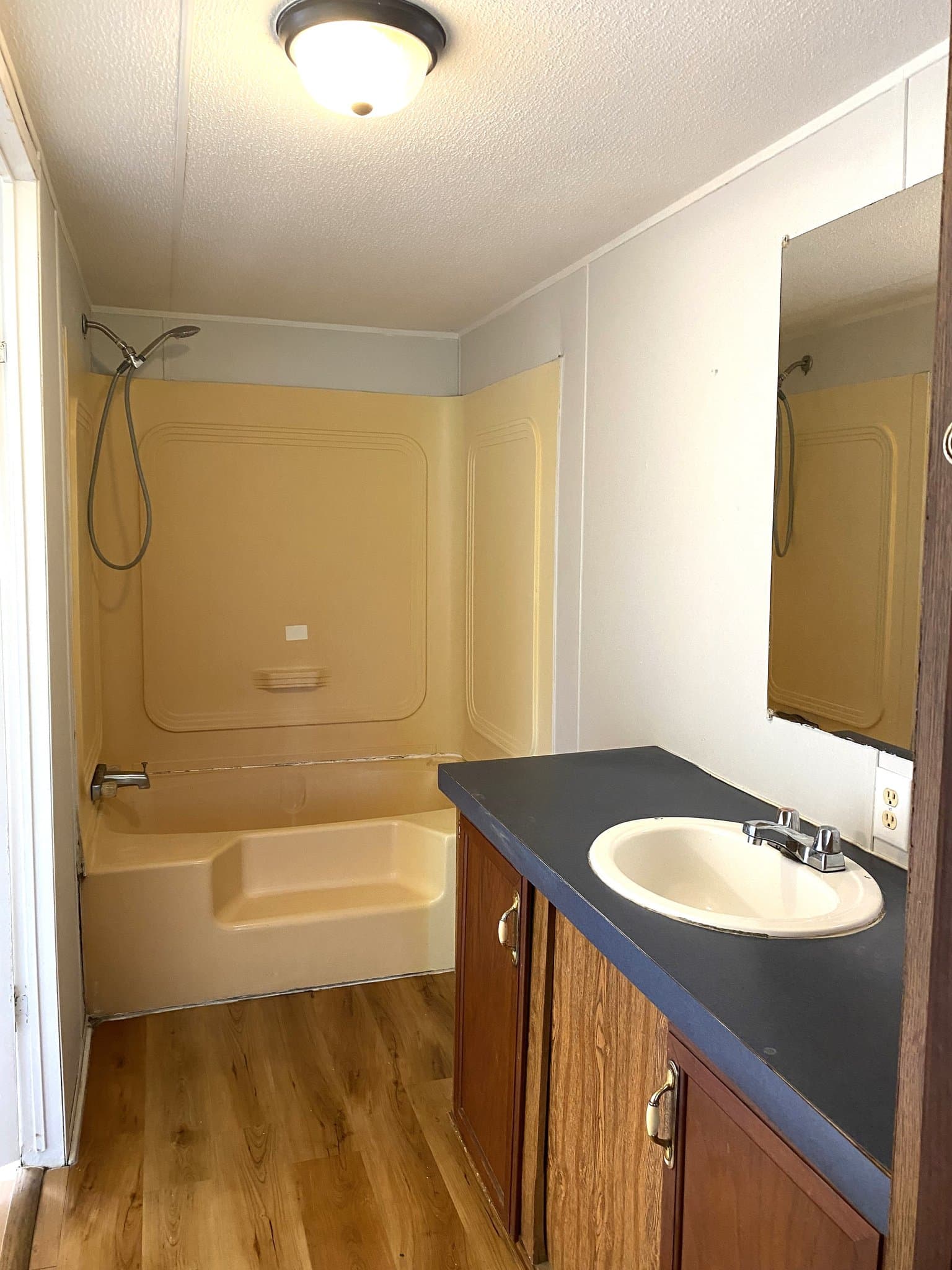 New iberia House: 5907 Cromwell Drive