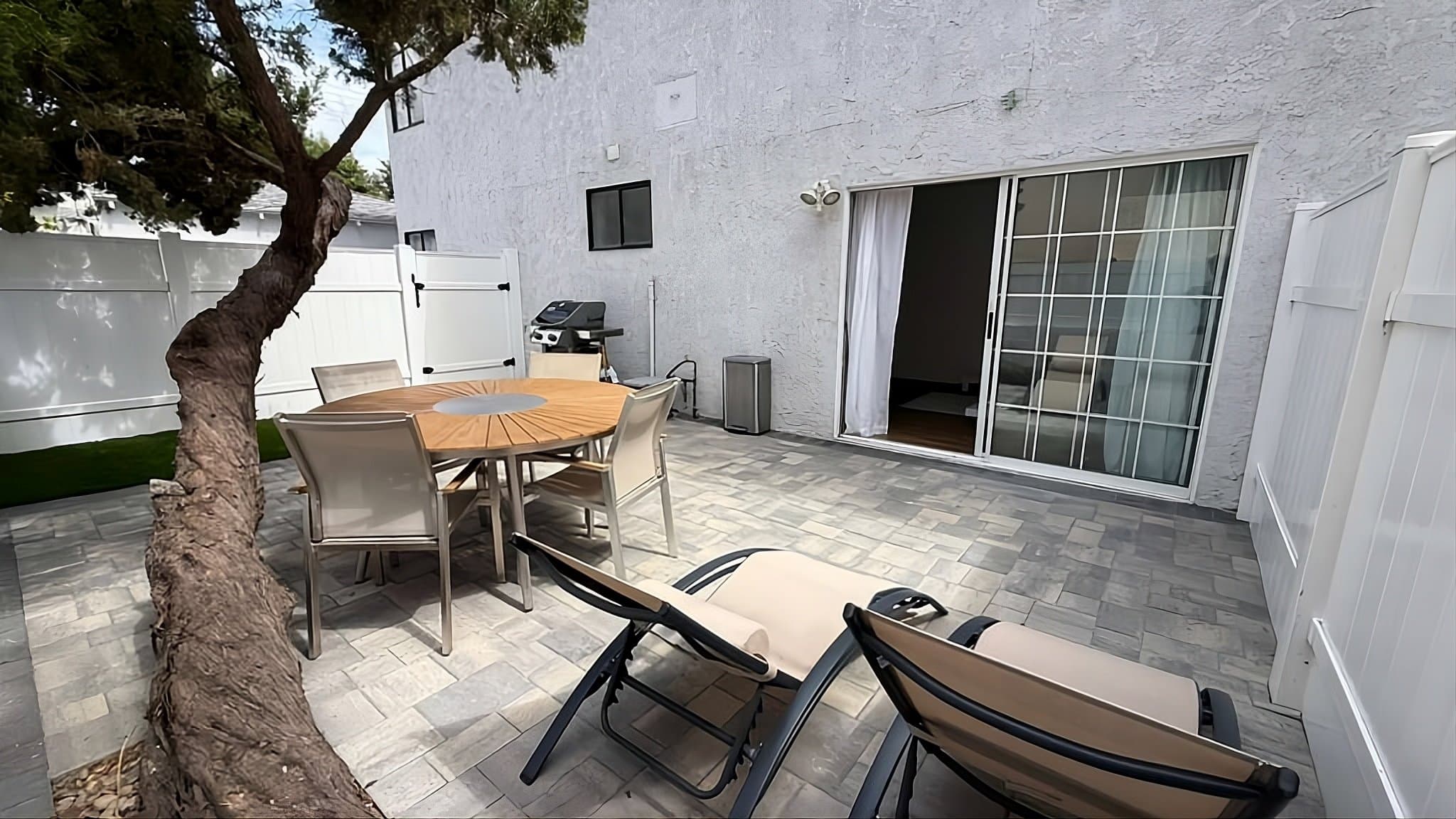 North Hollywood Apartment: 11249 Huston St