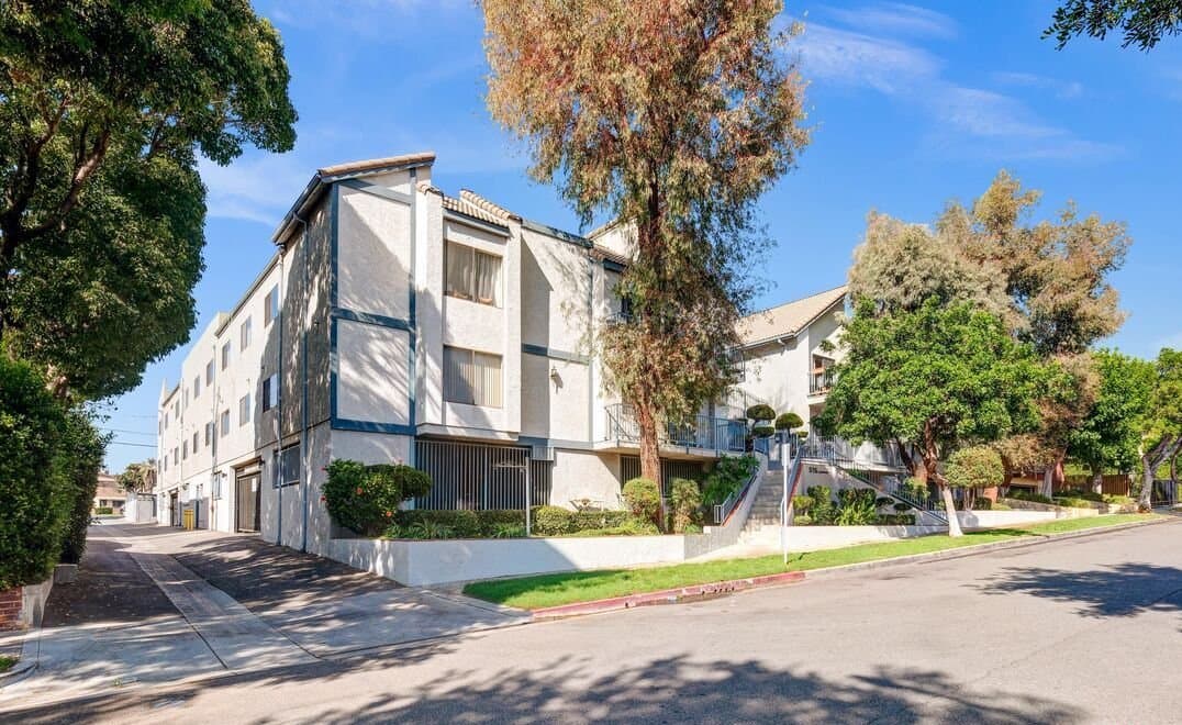 Burbank Apartment: 515 E Elmwood Ave