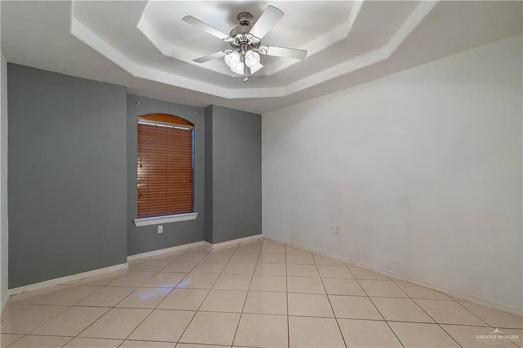 Pharr House: 504 E Biyaneta Ave