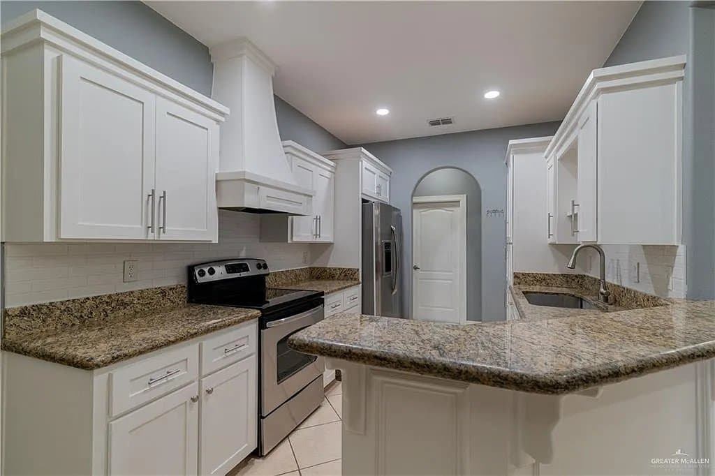 Pharr House: 504 E Biyaneta Ave
