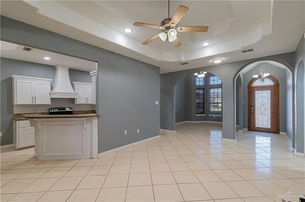 Pharr House: 504 E Biyaneta Ave