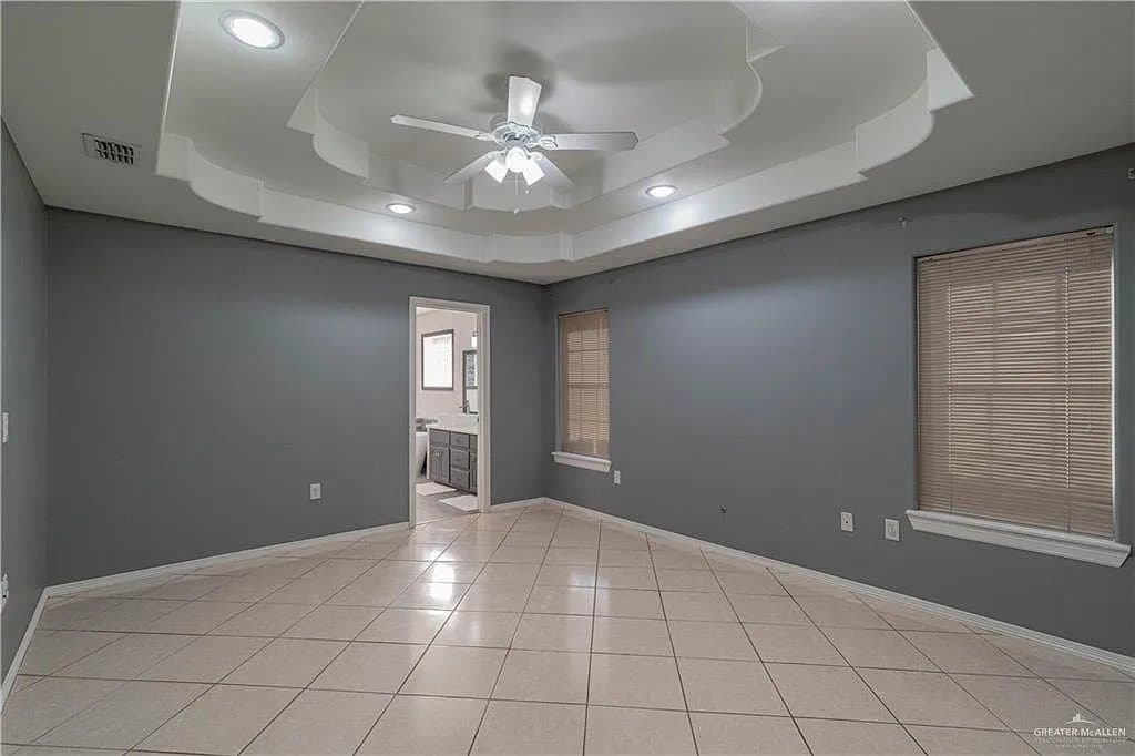 Pharr House: 504 E Biyaneta Ave