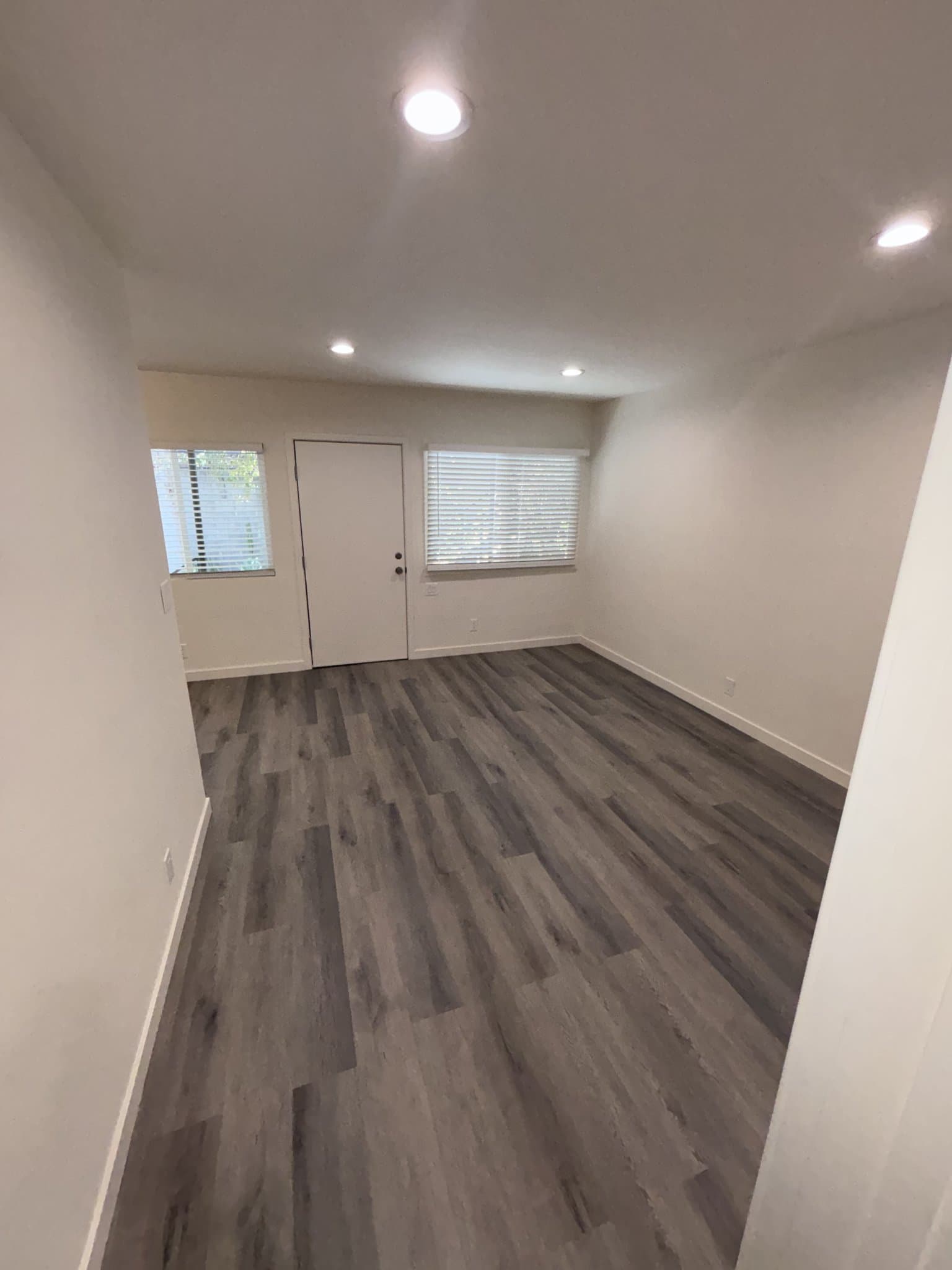 Los Angeles Apartment: 415 Loma Dr