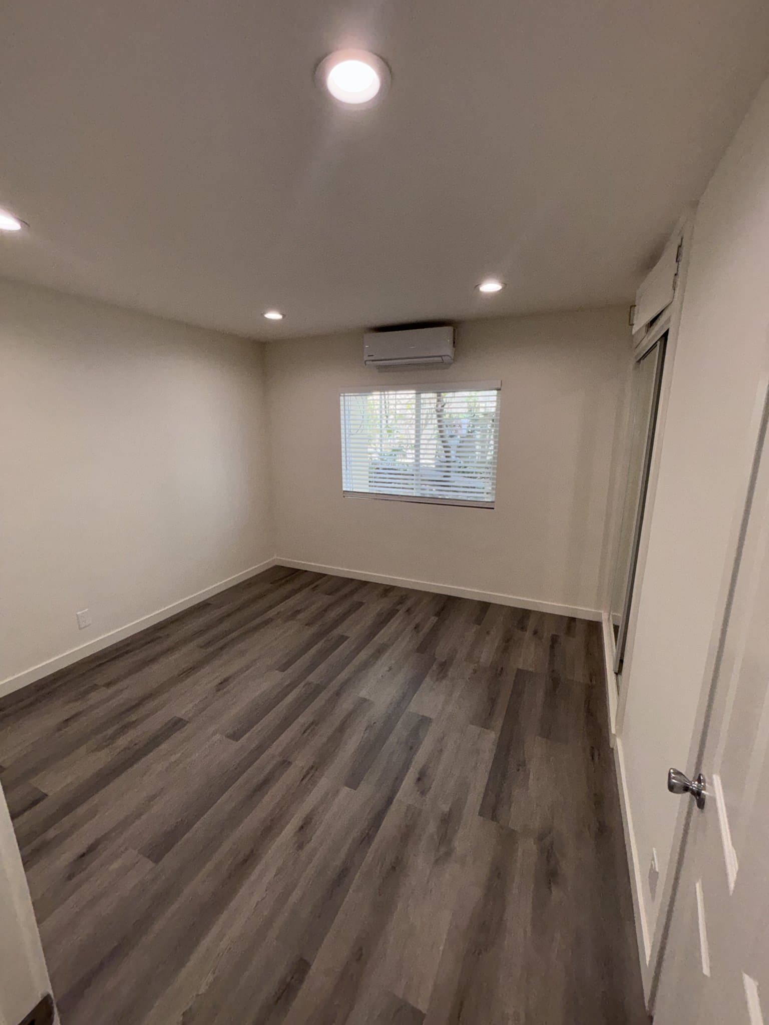 Los Angeles Apartment: 415 Loma Dr