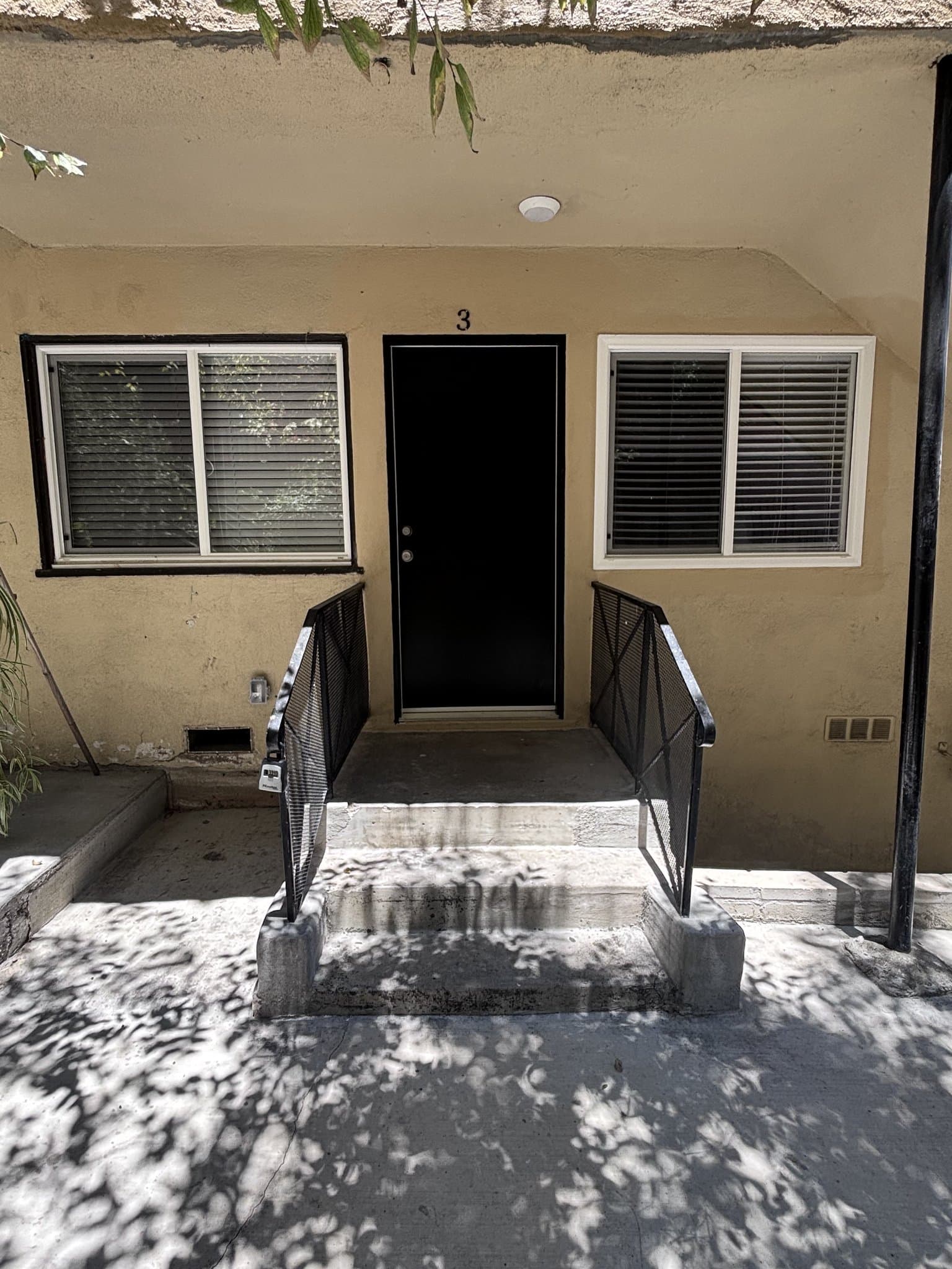 Los Angeles Apartment: 415 Loma Dr
