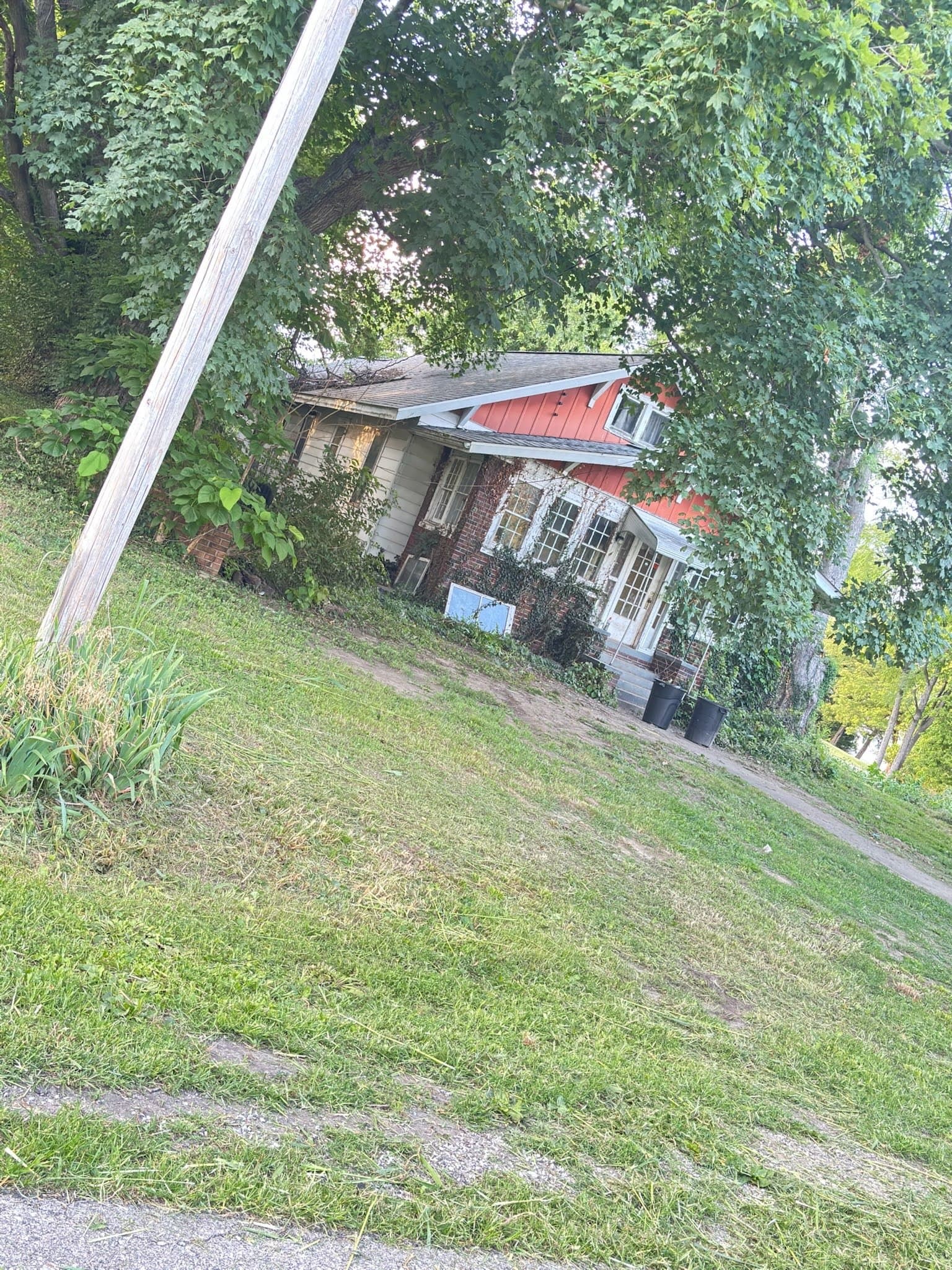 Edwardsport House: 108 E Shipping St