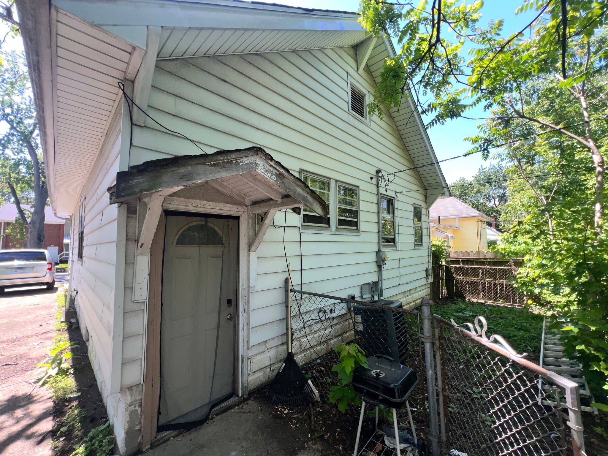 Decatur House: 1258 E Division St