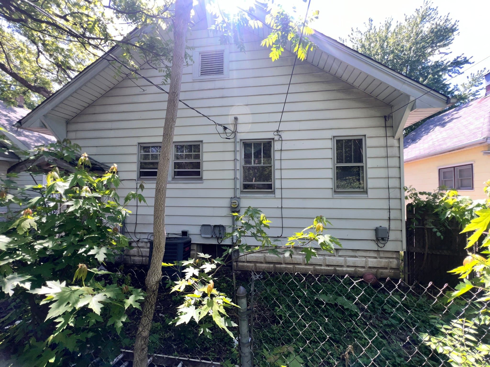 Decatur House: 1258 E Division St