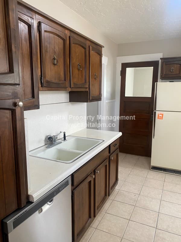 Salt Lake City House: 174 E 1300 S