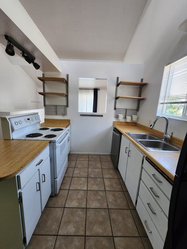 Holladay Townhome: 1800 E Gunderson Ln
