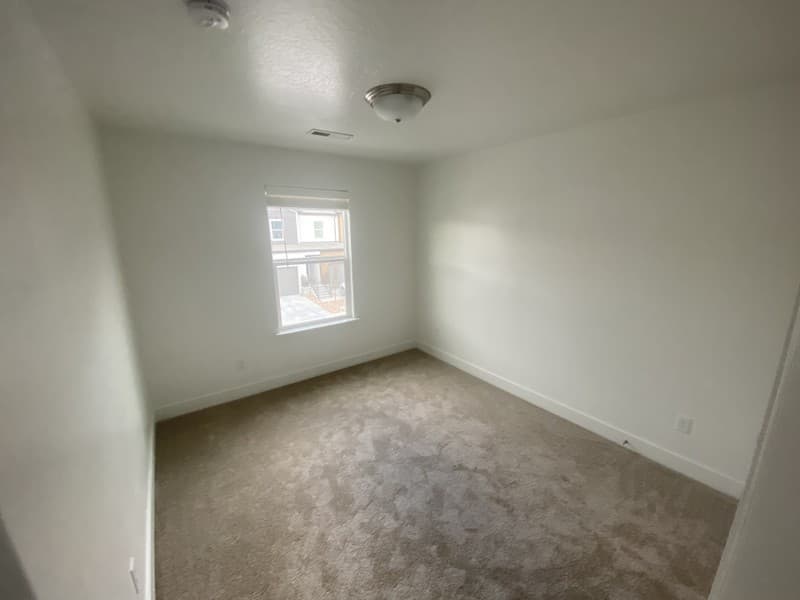Vineyard Single Room: 279 W 660 N