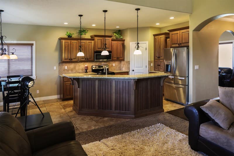 Salem House: 851 E 180 N