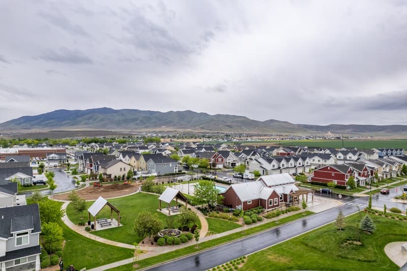 Saratoga Springs Townhome: 318 E Wren Hill Ln