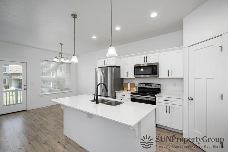 Vineyard Single Room: 288 W 730 N