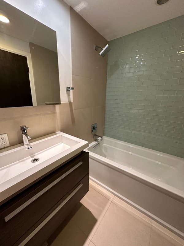 Alpine House: 1000 E Oak Hill Dr