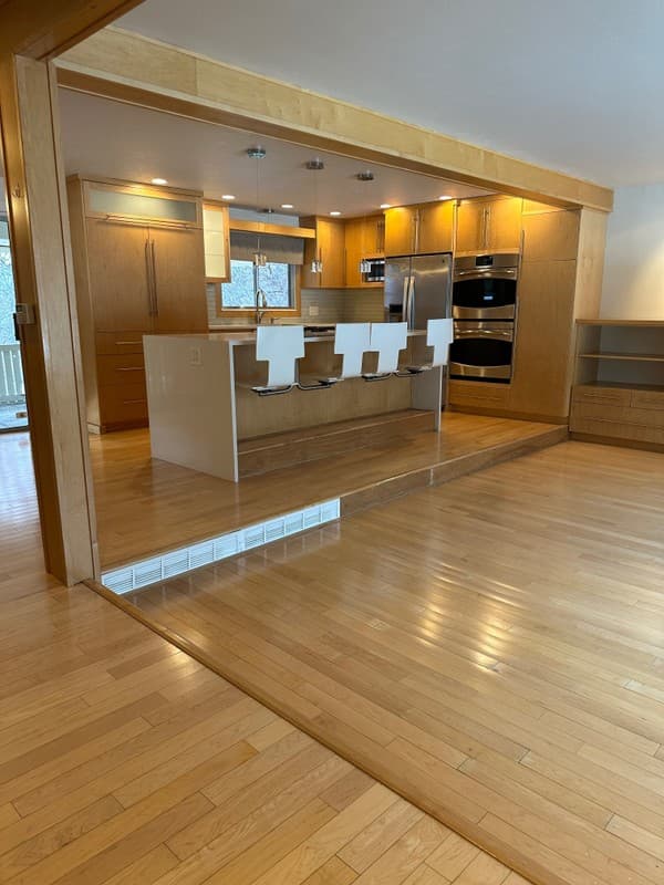 Alpine House: 1000 E Oak Hill Dr